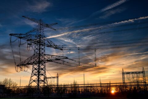 Hochspannungsmasten im Abendlicht – KW10/26