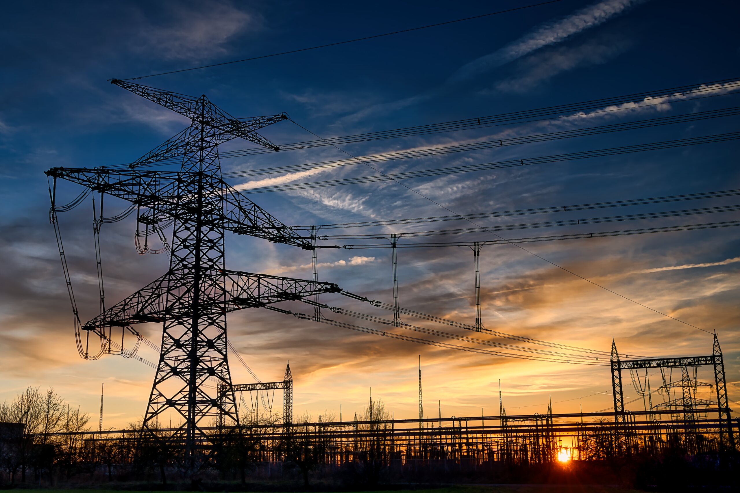 Hochspannungsmasten im Abendlicht – KW10/26
