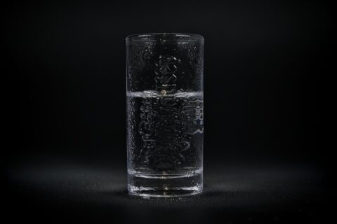 Wasserglas auf dem Fototisch – KW14/26