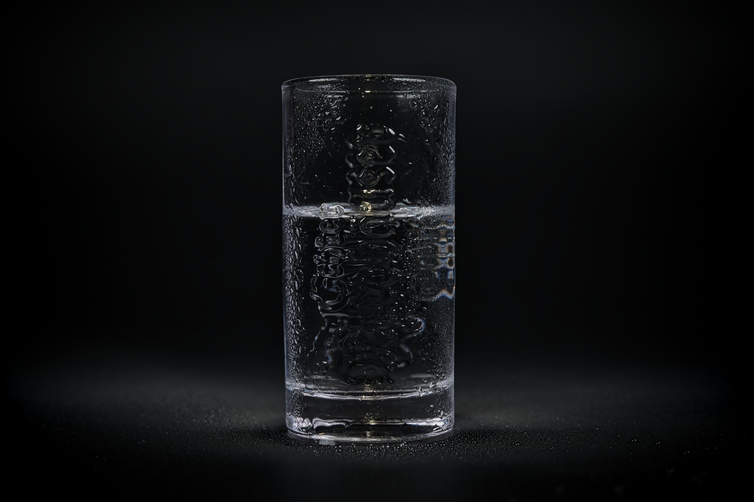 Wasserglas auf dem Fototisch – KW14/26